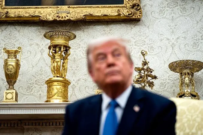 Hillary Clinton Slams Trump’s White House Gold Decor - illustration