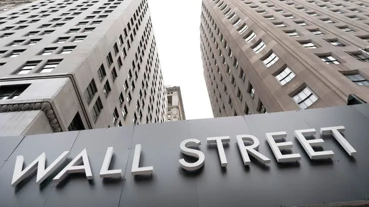 Wall Street Defies Gravity as S&P 500 Breaks 7,700 for First Time